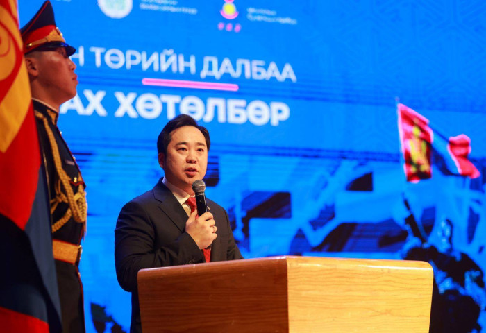 А.Баяр: Төрийн далбаагаа даваа гарагийн өглөө мандуулж, баасан гарагт буулгахын тулд сурагчид хичээл тасалдаггүй болсныг багш нар хэллээ