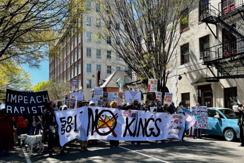 АНУ-д “No Kings” жагсаал болж байна