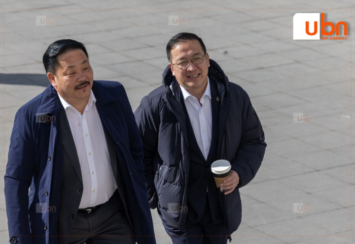 Б.Бат-Эрдэнэ: Манай намын Бага хурал бага хуралдаасай. Олон удаа хуралдаж, ээлж дараалан Ерөнхий сайд тодруулаад баймааргүй байна