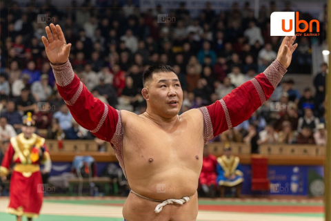 Улсын аварга О.Хангай төрөлх сумынхаа барилдааны үеэр азтан үзэгчдэд 1 тонн тарвас бэлэглэнэ