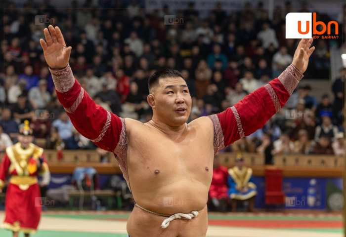 Улсын аварга О.Хангай төрөлх сумынхаа барилдааны үеэр азтан үзэгчдэд 1 тонн тарвас бэлэглэнэ