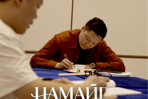 Сонирхолтой жүжигчдийн хоршлыг  “Намайг дагуулаад яваач“ жүжгийн тайзнаас