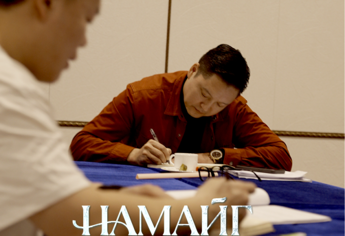 Сонирхолтой жүжигчдийн хоршлыг  “Намайг дагуулаад яваач“ жүжгийн тайзнаас