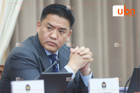 Г.Очирбат: Ц.Сандаг-Очир дарга аа, алдаагаа хүлээ л дээ. Өөдөөс инээгээд томроод байх юм