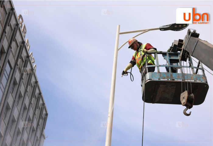 Гэрэлтүүлгийн ил задгай кабель, тагийг засварлах солих, угаах ажил явагдаж байна