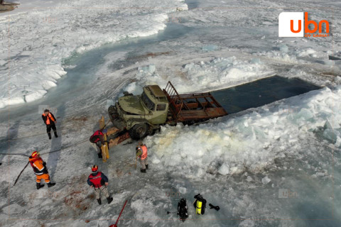 Хөвсгөл нуурт живсэн Зил-131 автомашиныг 23 метрийн гүнээс татан гаргажээ