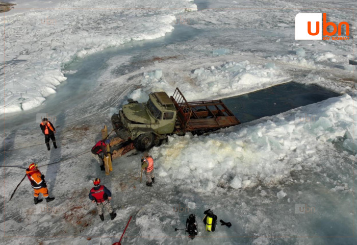 Хөвсгөл нуурт живсэн Зил-131 автомашиныг 23 метрийн гүнээс татан гаргажээ