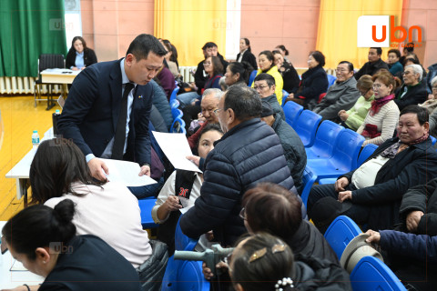 Баянгол дүүргийн Засаг дарга Ө.Сумъяабаатар дүүргийн 1-34 хорооны оршин суугчидтай уулзаж байна