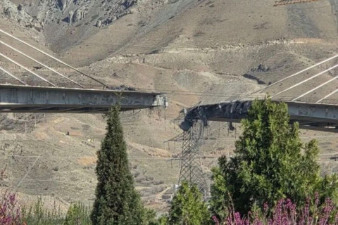 АНУ Ираны хамгийн өндөр гүүр лүү халджээ