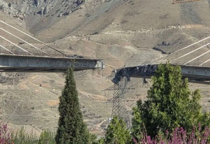 АНУ Ираны хамгийн өндөр гүүр лүү халджээ