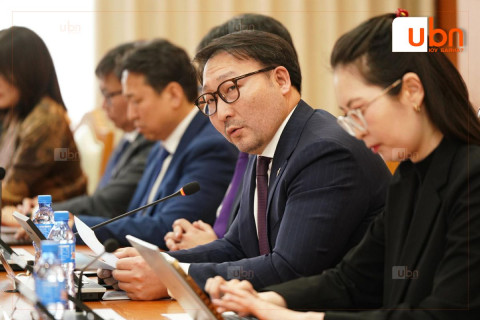 ХҮН намын Зөвлөлийн хуралд УИХ-ын даргад нэр дэвшигч С.Бямбацогт мэдээлэл өгч байна