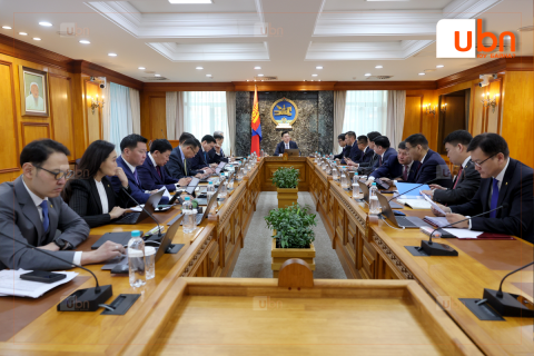 ЗГ: Эдийн засгийн байдал, учирч буй эрсдэлийн талаар хэлэлцэж байна