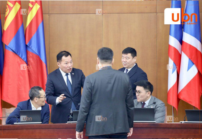 АН-ЫН БҮЛЭГ: Ерөнхийлөгчөөс өргөн мэдүүлсэн “УИХ-ын гишүүнийг эгүүлэн татах“ хуулийн төслийг хэлэлцэж байна