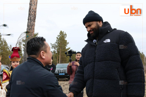 Демаркус Казинс Тужийн нарсанд өөрийн нэрэмжит модыг тарив