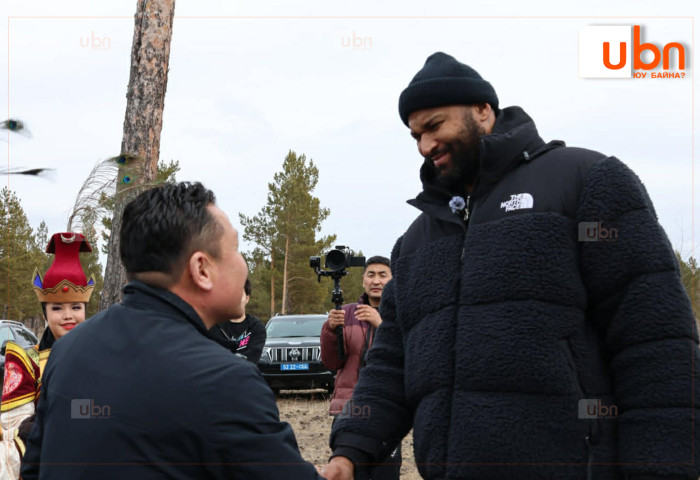 Демаркус Казинс Тужийн нарсанд өөрийн нэрэмжит модыг тарив