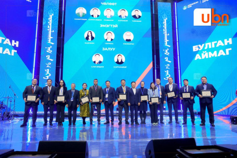 АН: Үндэсний бодлогын хорооны гишүүдэд батламж гардуулав