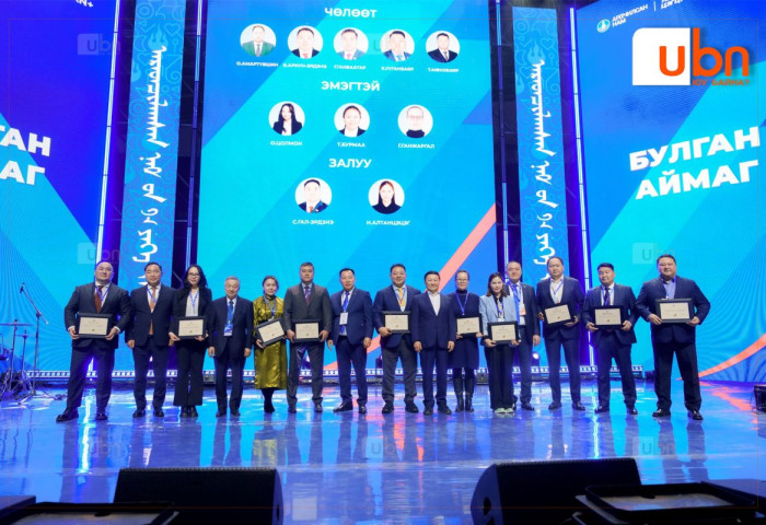 АН: Үндэсний бодлогын хорооны гишүүдэд батламж гардуулав