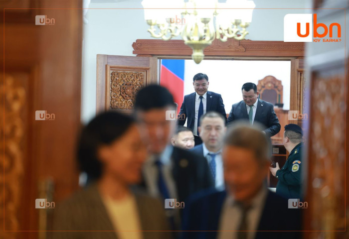 ЧУУЛГАН: Ерөнхийлөгчийн “УИХ-ын гишүүнийг эгүүлэн татах“ хуулийн санал хураалтыг маргаашийн 10.00 цаг хүртэл хойшлууллаа