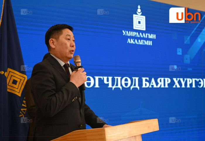 Удирдлагын академийн “Төрийн албанд анх томилогдсон албан хаагчийг чиглүүлэх богино хугацааны сургалт”-д хамрагдсан албан хаагчид үнэмлэхээ гардаж авлаа