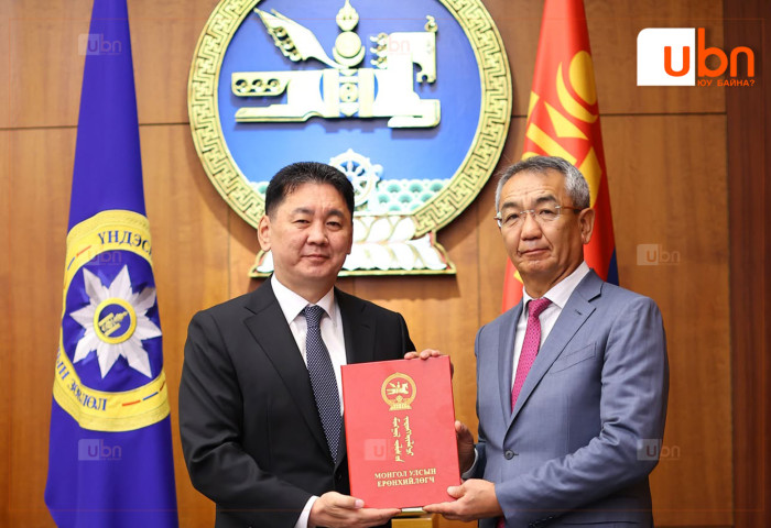 Элчин сайд нарт Итгэмжлэх жуух бичгийг нь гардууллаа