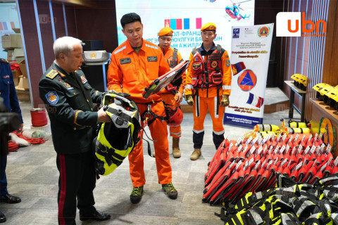 Өндрөөс аврах ажиллагааны 28 төрлийн 98 ширхэг иж бүрэн багаж хэрэгслийг гардуулжээ