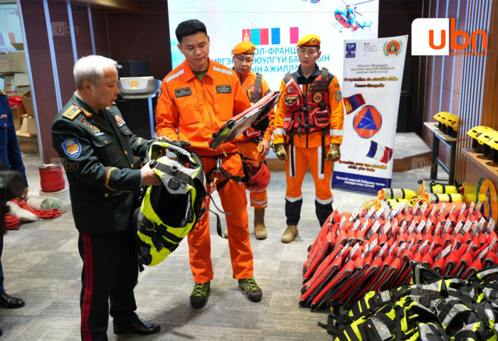 Өндрөөс аврах ажиллагааны 28 төрлийн 98 ширхэг иж бүрэн багаж хэрэгслийг гардуулжээ