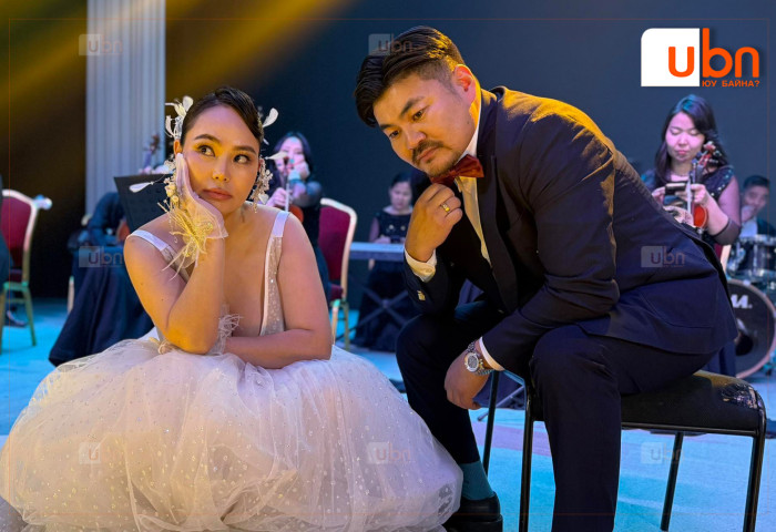 Жүжигчин Л.Сөрөлт, дуучин А.Түмэн-Өлзий нарын зочин уран бүтээлчид үзэгчдийн анхаарлыг татаж байна