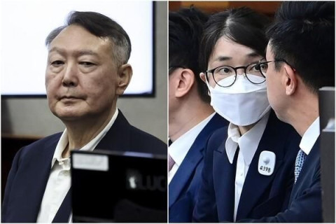 БНСУ-ын Ерөнхийлөгч асан Юн Сук Ёл түүний эхнэр Ким Хон Хи нар цагдан хоригдсоноосоо хойш 9 сарын дараа шүүхийн танхимд царайгаа харалцжээ