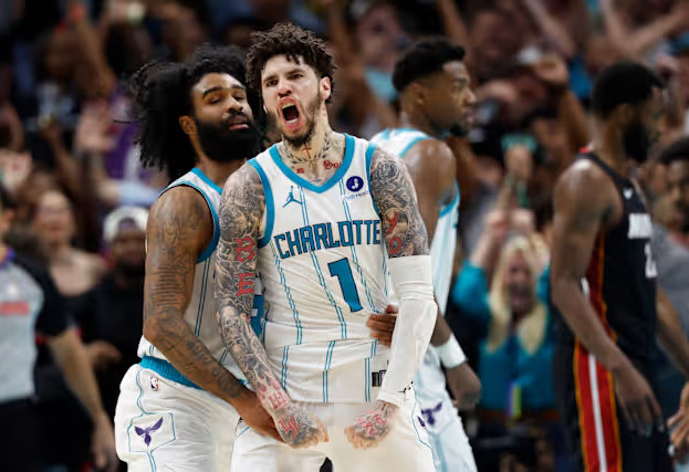 Хорнетс хожил байгуулж Миайми Хит багийн улирал дууслаа