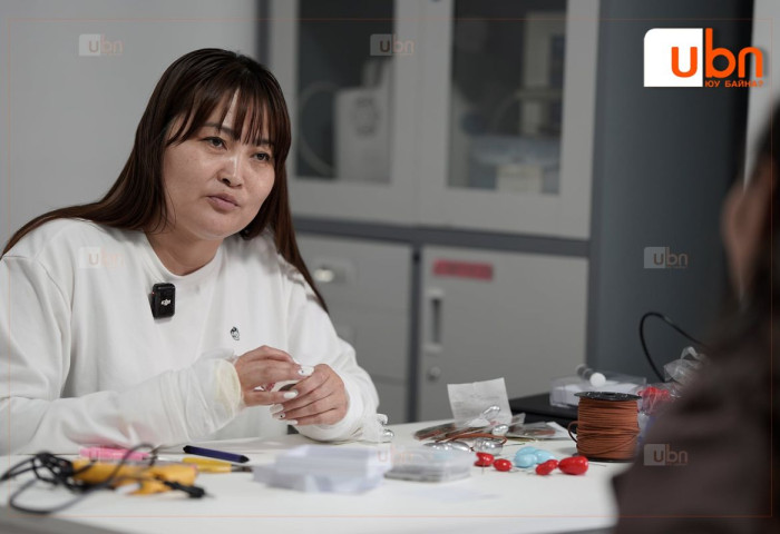 ЭЕРЭГ: Эдгэршгүй өвчинтэйгөө тэмцэхийн тулд 42 насандаа сэтгэлзүйгээр сурч, эмчилгээний зардлаа олохын тулд түлхүүрийн оосор хийж зардаг Ц.САЙХАНТУЯА