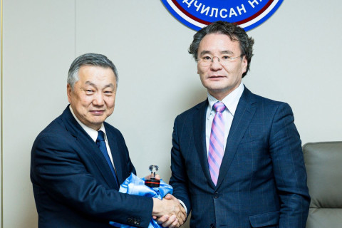 З.Энхболд Ардчилсан Намын Хяналтын Ерөнхий хорооны даргын тамгаа гардаж авлаа