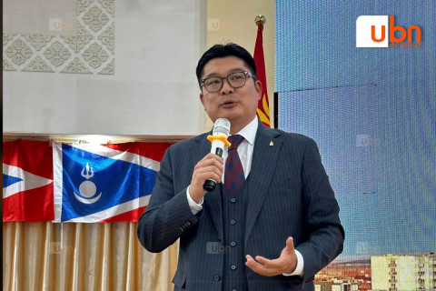 Б.Ган-Очир Ардчилсан залуучуудын холбооны ерөнхийлөгчийн ажлаа хүлээлгэн өглөө