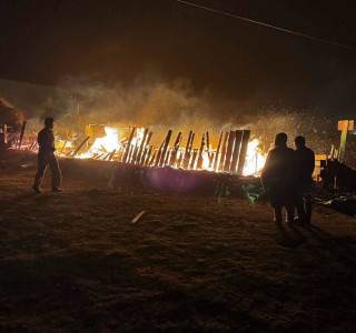 Шатаж байсан гэрээс хоёр иргэнийг гаргаж, амь насыг нь аварчээ