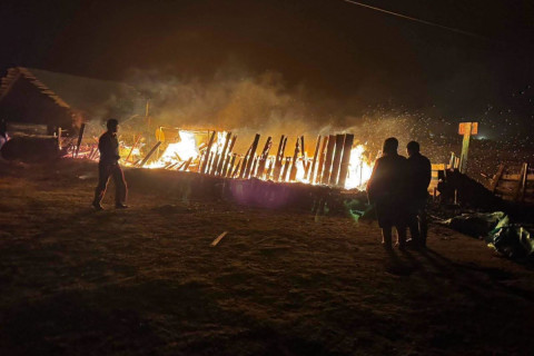 Шатаж байсан гэрээс хоёр иргэнийг гаргаж, амь насыг нь аварчээ