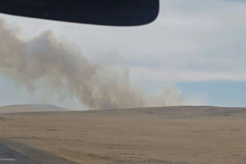 ОБЕГ: Хэнтий аймгийн Жаргалтхаан суманд хогийн цэгээс гарсан галыг унтраахаар ажиллаж байна