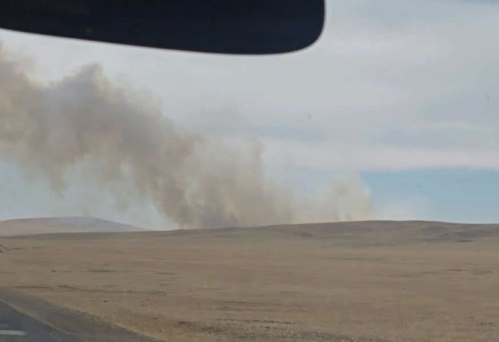 ОБЕГ: Хэнтий аймгийн Жаргалтхаан суманд хогийн цэгээс гарсан галыг унтраахаар ажиллаж байна