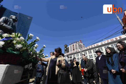 ШУУД: АН-ын гишүүд С.Зориг агсны хөшөөнд хүндэтгэл үзүүлж, цэцэг өргөж байна