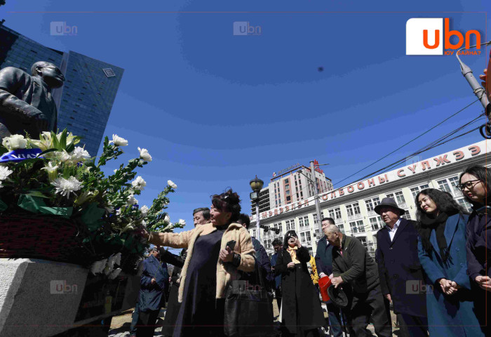 ШУУД: АН-ын гишүүд С.Зориг агсны хөшөөнд хүндэтгэл үзүүлж, цэцэг өргөж байна