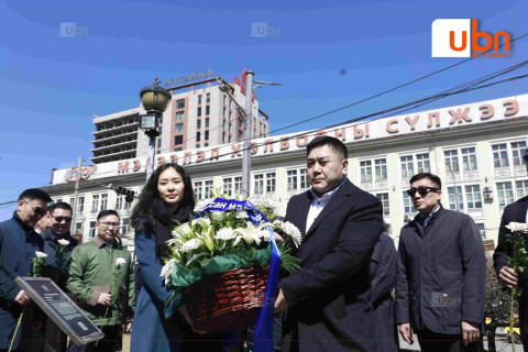 ФОТО: АН-ын гишүүд С.Зориг агсны хөшөөнд цэцэг өргөлөө