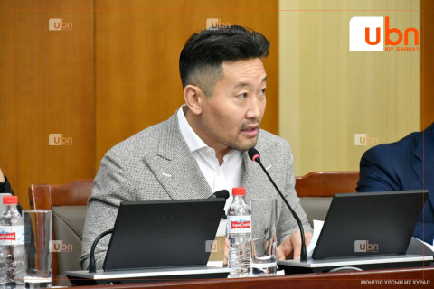 Байнгын хорооны хуралдааны үеэр УИХ-ын гишүүн Х.Ганхуяг, Г.Очирбат нар МУУДАЛЦАВ