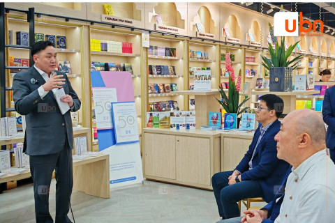 “Эдийн засгийн шинжлэх ухаан сонгодог 50 бүтээл“ ном уншигчдын гарт хүрч эхэллээ