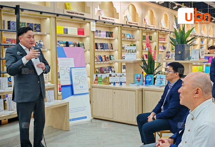 “Эдийн засгийн шинжлэх ухааны сонгодог 50 бүтээл“ ном уншигчдын гарт хүрч эхэллээ