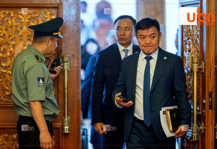 УИХ-ын гишүүн Р.Батболдыг “Намын дүрмийг ноцтой зөрчсөн” гэх үндэслэлээр ИЗНН-аас хасжээ