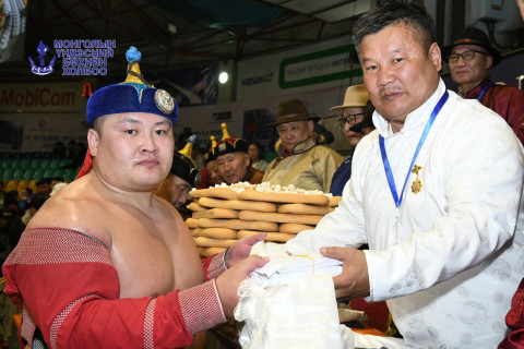 Баянчандмань сумын 90 жилийн ойн барилдаанд Э.Ууганбаяр харцага түрүүллээ