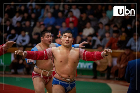 Аварга цолтонд хүндэтгэл үзүүлэх 128 бөхийн барилдаан болж байна