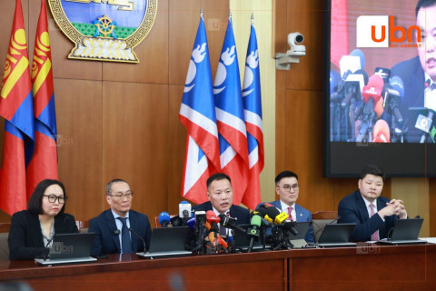 АН-ын бүлэг: Ашигт малтмалын тухай хуулийн төслийн талаар АҮЭБ-ийн сайд Г.Дамдиннямын танилцуулгыг сонсож байна