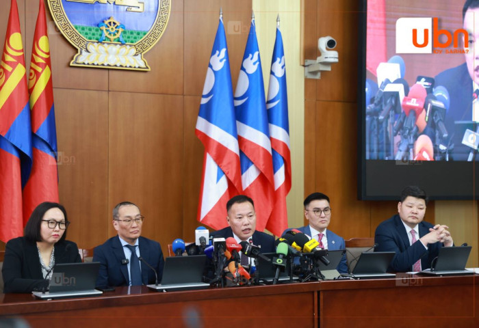 АН-ын бүлэг: Ашигт малтмалын тухай хуулийн төслийн талаар АҮЭБ-ийн сайд Г.Дамдиннямын танилцуулгыг сонсож байна