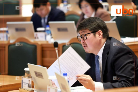 Бүтэн өдөр “саатсан“ НИТХ-ын хурлыг Ж.Батбаясгалан удирдан явуулж байна