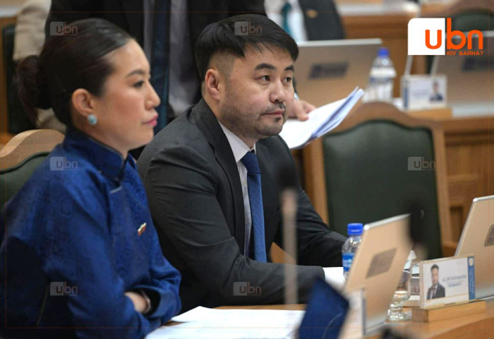 48 цаг саатуулагдаад өнөөдөр өглөө суллагдсан Б.Сэргэлэнбаатар НИТХ-ын хуралдаанд оролцож байна