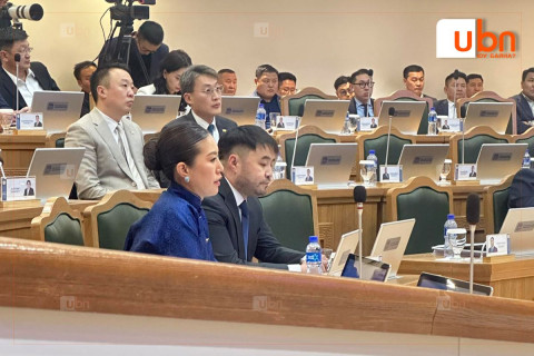 48 цаг саатуулагдаад өнөөдөр өглөө суллагдсан Б.Сэргэлэнбаатар НИТХ-ын хуралдаанд оролцож байна